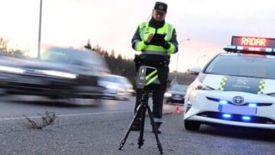 Agente de la Guardia Civil de Tráfico junto a un radar móvil durante una campaña de control de velocidad en carreteras andaluzas.