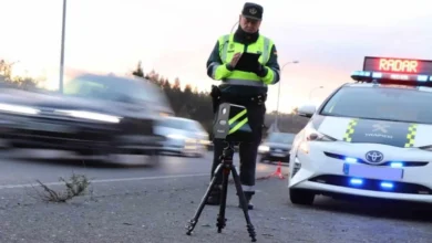 Agente de la Guardia Civil de Tráfico junto a un radar móvil durante una campaña de control de velocidad en carreteras andaluzas.