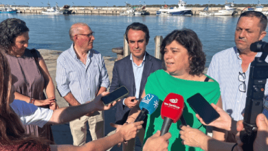 Autoridades y medios en el puerto de Sanlúcar durante una rueda de prensa.