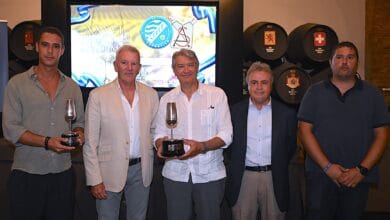 Personas en evento deportivo con trofeos en Xerez DFC y Atlético Sanluqueño.