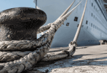 Muelle de Cádiz con crucero y amarre de cuerdas.