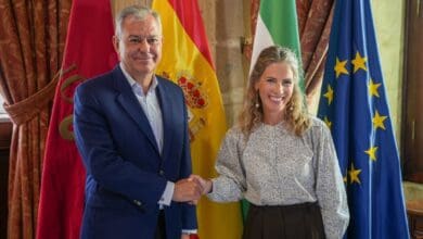 José Luis Sanz y Ana Mestre en reunión oficial en Sevilla.