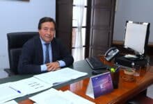 Hombre en oficina con documentos y ordenador en Jerez.