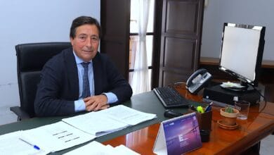 Hombre en oficina con documentos y ordenador en Jerez.