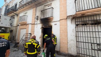 Bomberos en la entrada de un edificio afectado por incendio en El Puerto de Santa María.