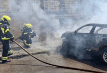 Bomberos combaten incendio en vehículo en aparcamiento de San Fernando.