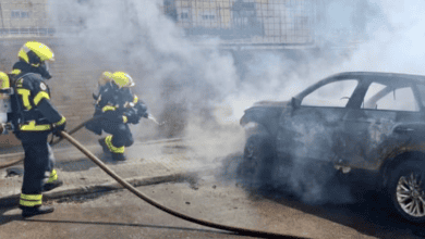 Bomberos combaten incendio en vehículo en aparcamiento de San Fernando.