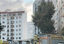 Bomberos en acción en San Fernando por incendio en tienda.