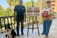 Personas con perro en evento de concienciación en Sanlúcar de Barrameda.