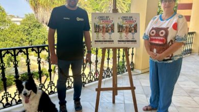 Personas con perro en evento de concienciación en Sanlúcar de Barrameda.