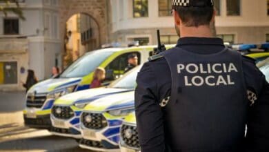 Policía local en Cádiz con patrullas en la calle.