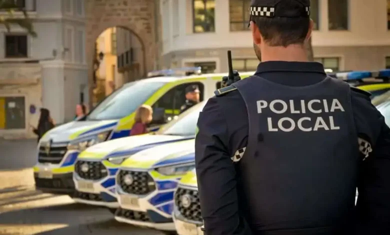 Policía local en Cádiz con patrullas en la calle.