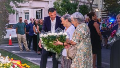 Personas rindiendo homenaje en Cádiz por víctimas de 1947.