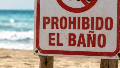 Señal de prohibido el baño en playa de Cádiz por contaminación bacteriana.