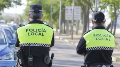 Policías locales controlando en Jerez, Andalucía.