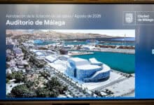 Vista aérea del Auditorio de Málaga junto al puerto y la ciudad.