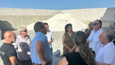 Grupo de personas en Sanlúcar preparando alfombras con sal.