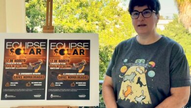 Mujer con gafas de eclipse solar en evento en Sanlúcar.