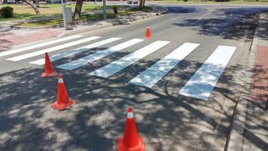 Reforma de paso peatonal con conos de señalización en Jerez.