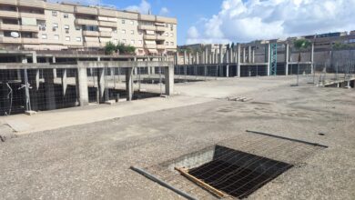 Obra en construcción en Jerez con estructura de hormigón y vallado.