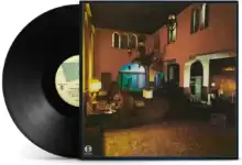 Portada del álbum 'Hotel California' de Eagles con un interior de hotel vintage.