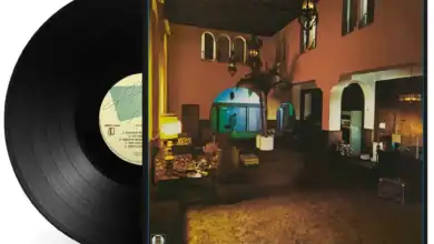 Portada del álbum 'Hotel California' de Eagles con un interior de hotel vintage.