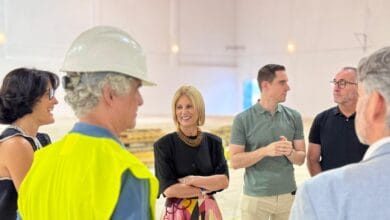Reunión de planificación en obra polideportivo con arquitectos y técnicos.