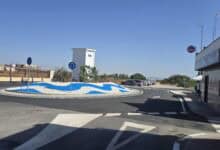 Rotonda renovada en Jerez con diseño moderno y señalización clara.
