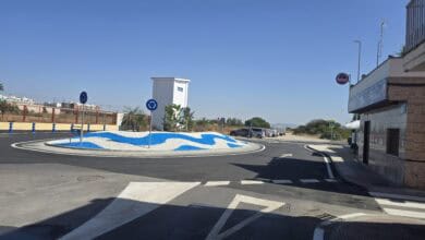 Rotonda renovada en Jerez con diseño moderno y señalización clara.