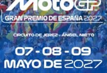 Detalle macro del neumático de una moto de carreras sobre el asfalto del Circuito de Jerez