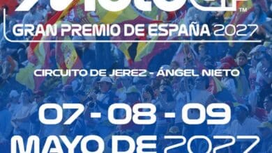 Detalle macro del neumático de una moto de carreras sobre el asfalto del Circuito de Jerez