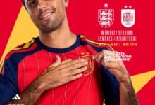 Jugador con camiseta de España en Wembley para el partido.