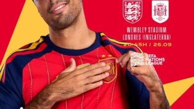 Jugador con camiseta de España en Wembley para el partido.