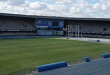 Estadio Chapín en Jerez con gradas y campo de fútbol en remodelación.