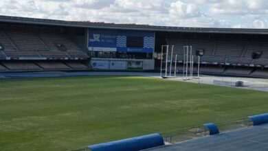 Estadio Chapín en Jerez con gradas y campo de fútbol en remodelación.