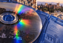 Disco de PlayStation 5 con vista de Andalucía y la Alhambra.