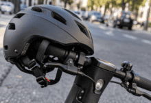 Primer plano de un casco protector y las empuñaduras del manillar de un patinete eléctrico aparcado en la calle