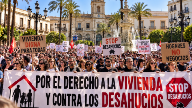 Detalle en plano macro de las manos de un manifestante sosteniendo una pancarta reivindicativa sobre el derecho a la vivienda en Jerez.