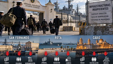 Primer plano macro de un cerrojo metálico oxidado en la puerta de madera de un antiguo cuartel militar