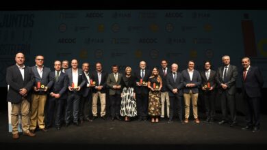 Detalle en plano macro del trofeo de los Premios a la Comunicación Experiencial de los Alimentos y Bebidas sobre mesa de madera.