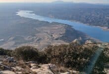 Embalse en Andalucía con capacidad del 71,18% en un día despejado.