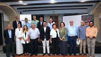Fotografía de grupo de los asistentes y organizadores durante la presentación de la Gala de la Hostelería de Jerez 2026 en los Museos de La Atalaya.