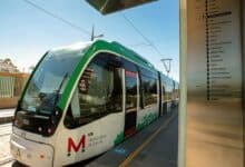 Tranvía moderno en una estación de transporte público en Andalucía.