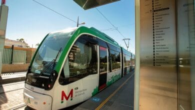 Tranvía moderno en una estación de transporte público en Andalucía.