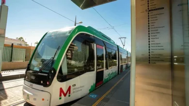Tranvía moderno en una estación de transporte público en Andalucía.