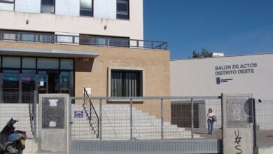 Fachada del Salón de Actos en Jerez, edificio moderno y accesible.