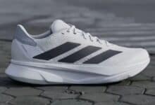 Detalle macro del tejido técnico y cordones de unas zapatillas deportivas sobre superficie limpia