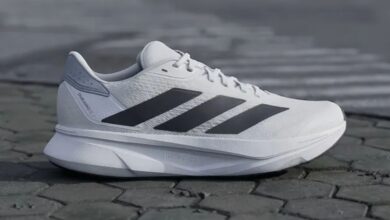 Detalle macro del tejido técnico y cordones de unas zapatillas deportivas sobre superficie limpia
