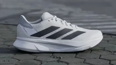 Detalle macro del tejido técnico y cordones de unas zapatillas deportivas sobre superficie limpia