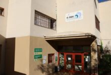 Primer plano macro de un cuaderno de notas técnico sobre cuidados sociosanitarios con un bolígrafo